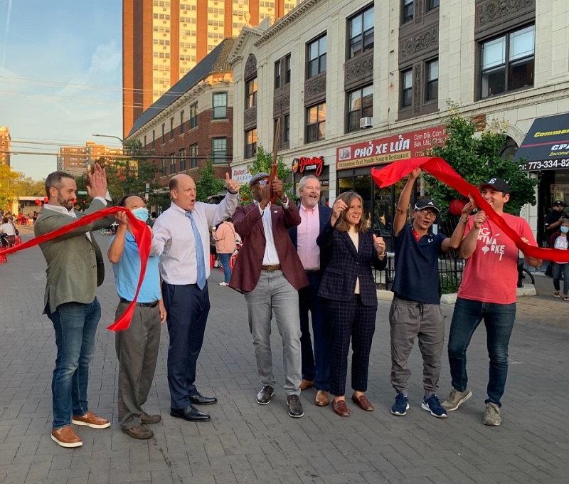 United at Ribbon Cutting for Chicago Alfresco Site on Argyle Street